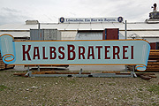 neues Zelt(schild): Kalbsbraterei (&copy;Foto: Martin Schmitz)